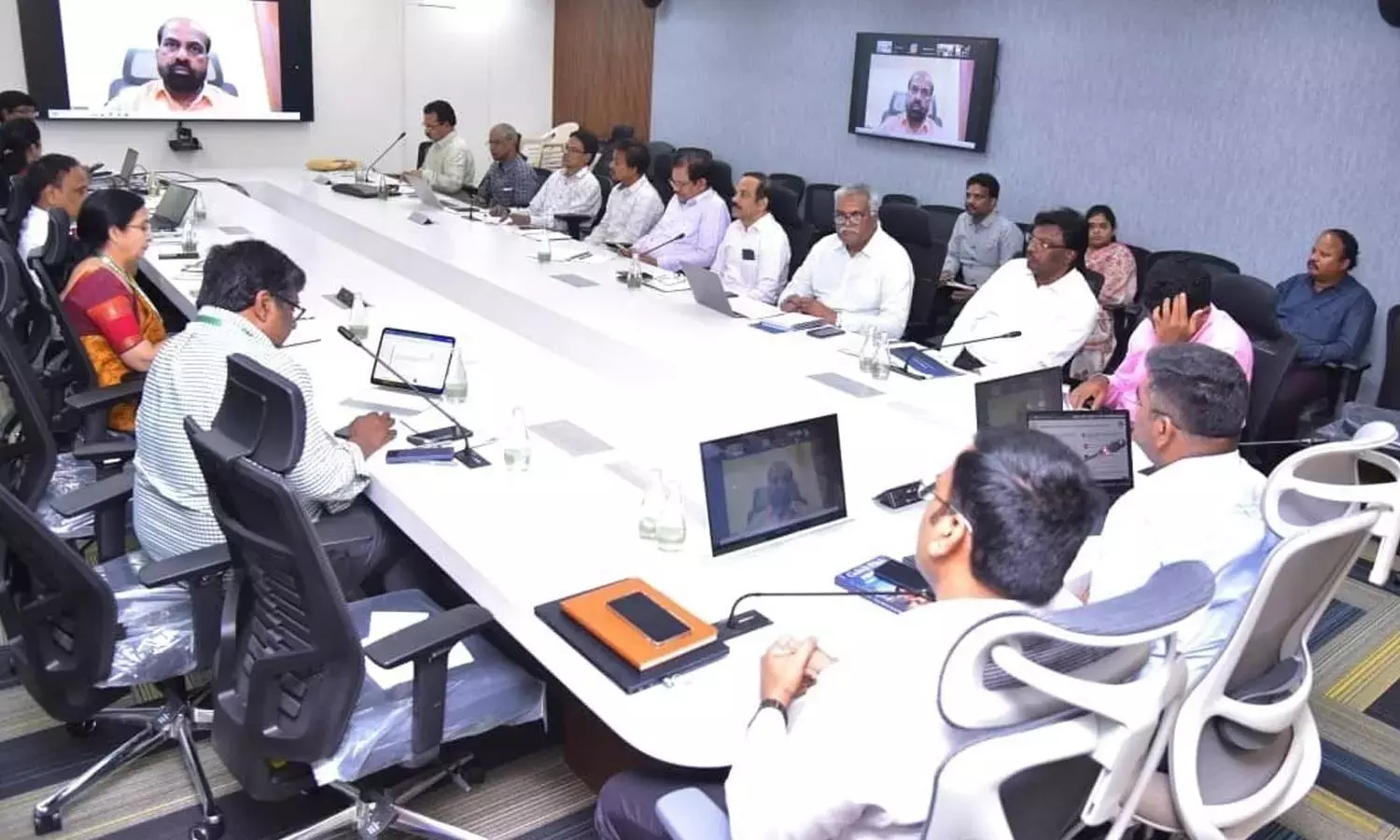 Andhra: 8,441 आपातकालीन बिस्तर, 1,050 मेडिकल टीमें अलर्ट पर हैं Andhra: 8,441 आपातकालीन बिस्तर, 1,050 मेडिकल टीमें अलर्ट पर हैं