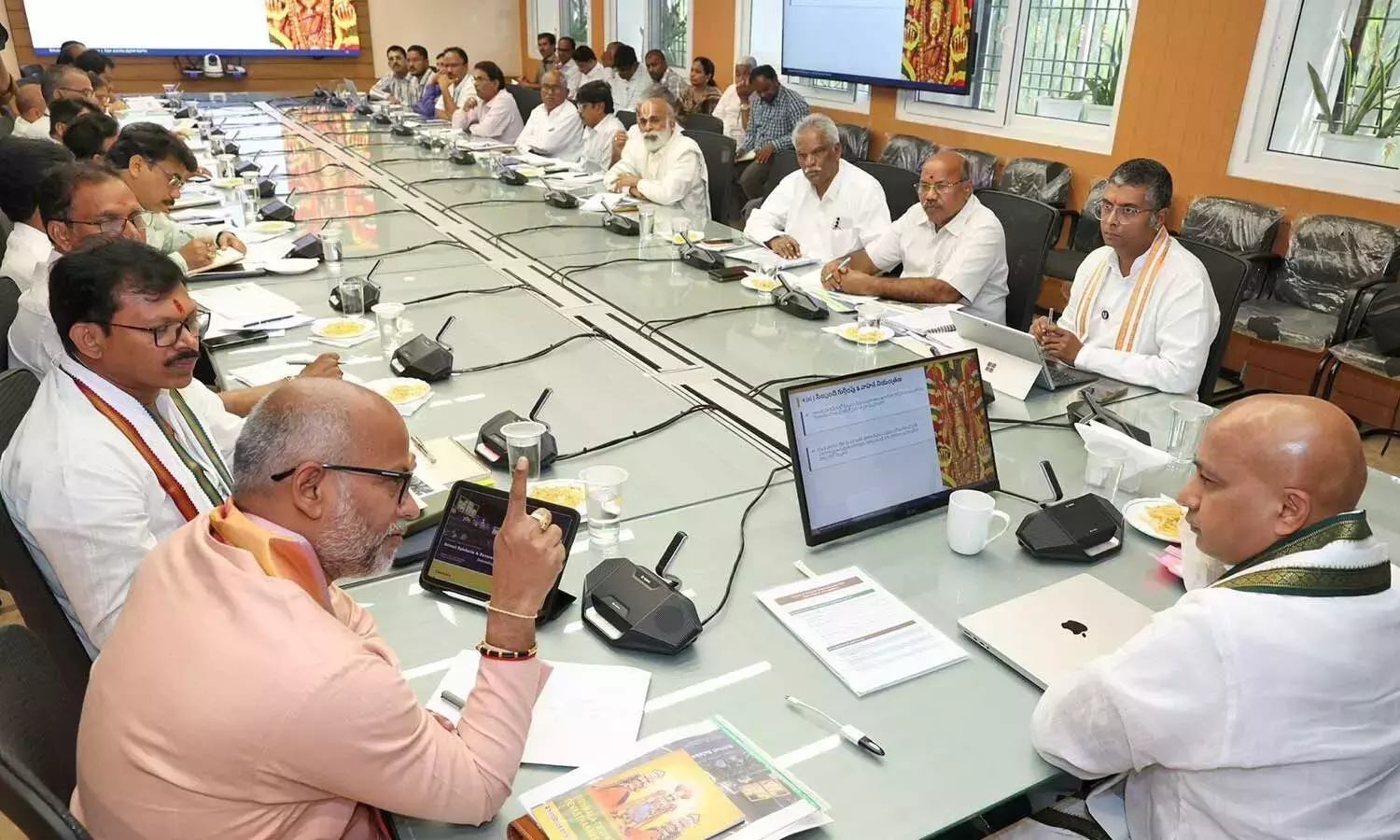 Andhra: टीटीडी ने सुचारू ब्रह्मोत्सव के लिए टीम वर्क की सराहना की Andhra: टीटीडी ने सुचारू ब्रह्मोत्सव के लिए टीम वर्क की सराहना की