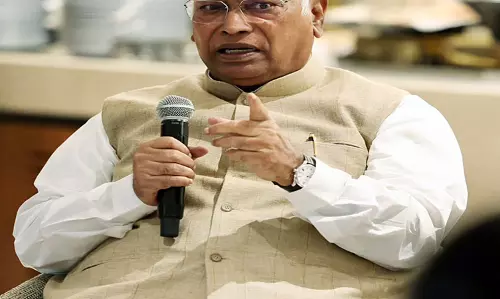 महंगाई और घटती बचत पर खरगे ने उठाए सवाल महंगाई और घटती बचत पर खरगे ने उठाए सवाल