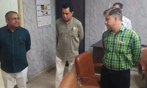 नगर परिषद में कर्मचारियों की उपस्थिति जांचने पहुंचे डीएमसी
