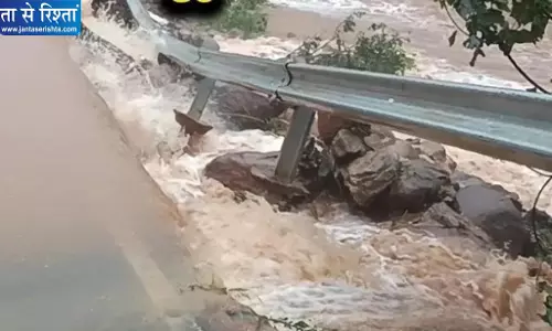 भारी बारिश से नेशनल हाईवे-326 जलमग्न, सड़क के दोनों ओर फंसे वाहन भारी बारिश से नेशनल हाईवे-326 जलमग्न, सड़क के दोनों ओर फंसे वाहन