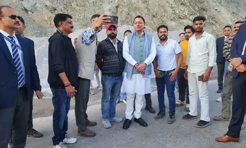 श्रीनगर से सड़क मार्ग से देहरादून लौटते हुए मुख्यमंत्री धामी ने किया राष्ट्रीय राजमार्ग का स्थलीय निरीक्षण श्रीनगर से सड़क मार्ग से देहरादून लौटते हुए मुख्यमंत्री धामी ने किया राष्ट्रीय राजमार्ग का स्थलीय निरीक्षण
