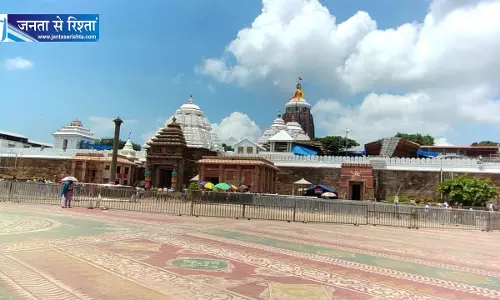 चक्रवात अर्नब का जगन्नाथ मंदिर पर असर तेज हवाओं से फटा पवित्र पतितपावन ध्वज,