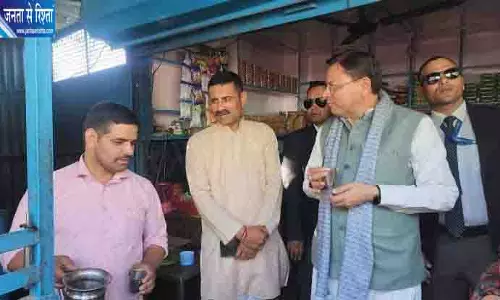 सीएम धामी का अनोखा अंदाज, चाय की दुकान पर रुककर खुद परोसी लोगों को चाय सीएम धामी का अनोखा अंदाज, चाय की दुकान पर रुककर खुद परोसी लोगों को चाय