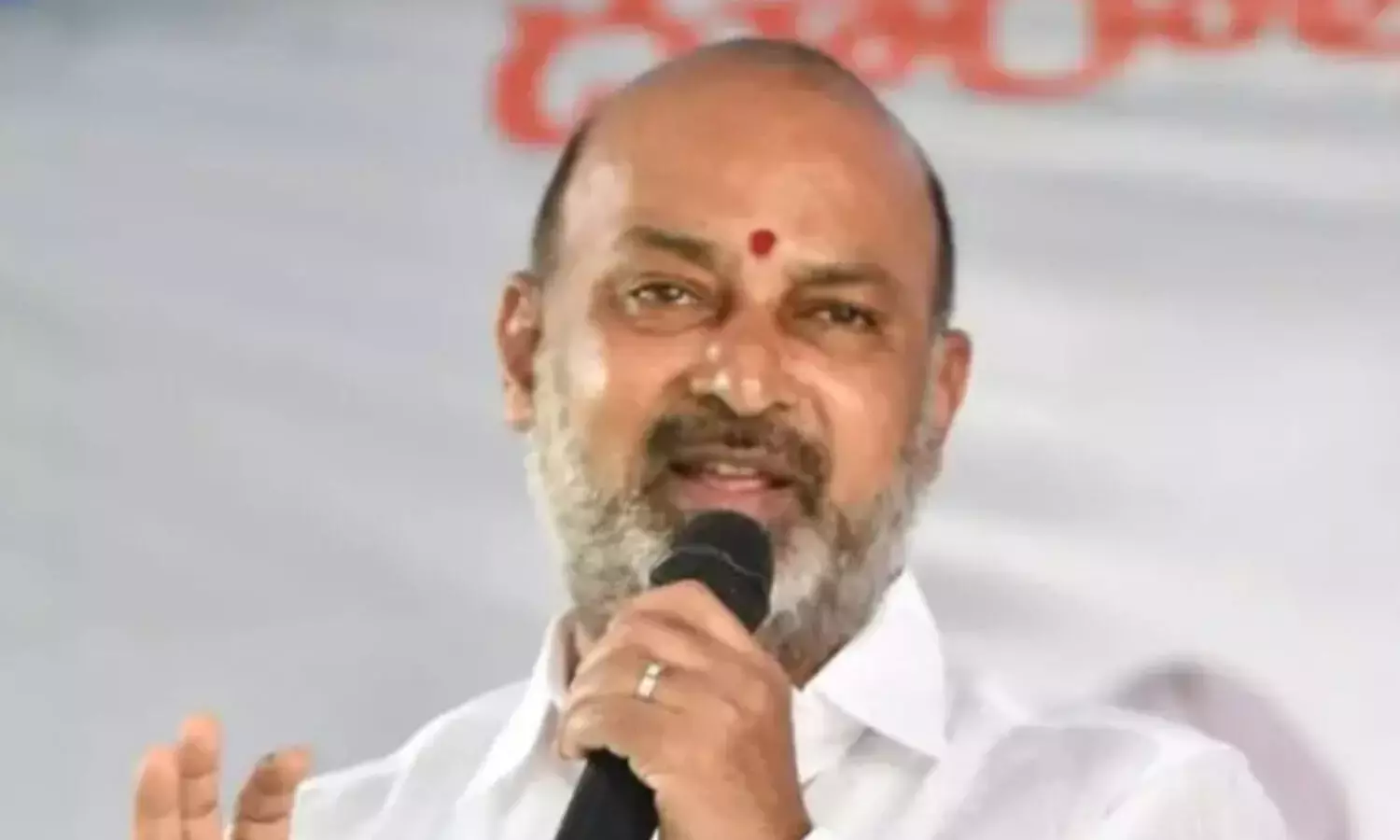 Telangana: बंदी संजय ने राज्य के सूखा प्रभावित मंडलों के चयन की आलोचना की Telangana: बंदी संजय ने राज्य के सूखा प्रभावित मंडलों के चयन की आलोचना की