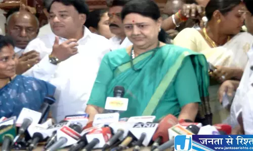 Tamil Nadu: में सियासी घमासान शशिकला को महासचिव पद से हटाने का फैसला Tamil Nadu: में सियासी घमासान शशिकला को महासचिव पद से हटाने का फैसला