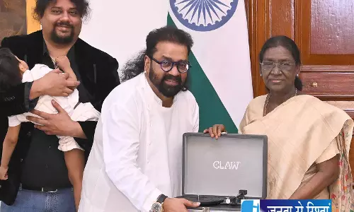 चार पीढ़ियां एक ऐतिहासिक मुलाकात गायक हरिहरन ने राष्ट्रपति द्रौपदी मुर्मू को दिया खास तोहफा