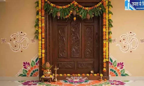 घर में सुख-समृद्धि के लिए ऐसे लगाएं बंधनवार, जानें सही तरीका घर में सुख-समृद्धि के लिए ऐसे लगाएं बंधनवार, जानें सही तरीका