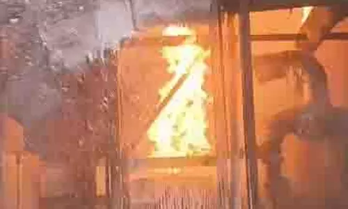 FIRE: टेक्सटाइल फैक्ट्री के ऑयल टैंक में भीषण आग! आसमान में उठीं लपटें