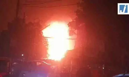 FIRE VIDEO: गैस रिफिलिंग के दौरान भीषण आग, दुकान में सिलेंडर ब्लास्ट से मचा हड़कंप