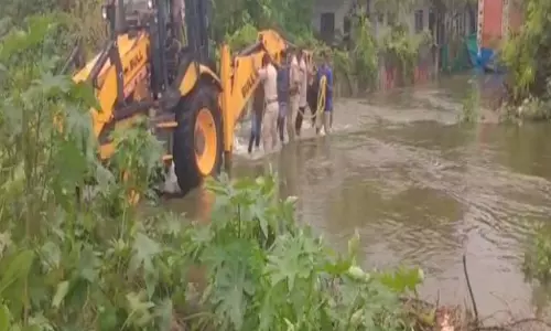 चक्रवात अर्नब के बीच पुलिस का साहसिक रेस्क्यू, बाढ़ में फंसे 5 लोगों को सुरक्षित बचाया चक्रवात अर्नब के बीच पुलिस का साहसिक रेस्क्यू, बाढ़ में फंसे 5 लोगों को सुरक्षित बचाया