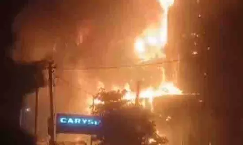 FIRE BREAKING : भीषण आग, एशियन पेंट्स के शोरूम में उठीं आग की लपटें