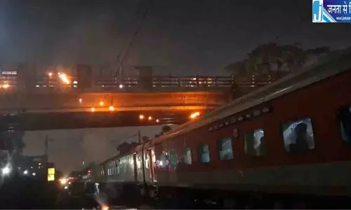 पटना में बड़ा हादसा टला, गुजरती ट्रेन के सामने गिरे जलते तार पटना में बड़ा हादसा टला, गुजरती ट्रेन के सामने गिरे जलते तार