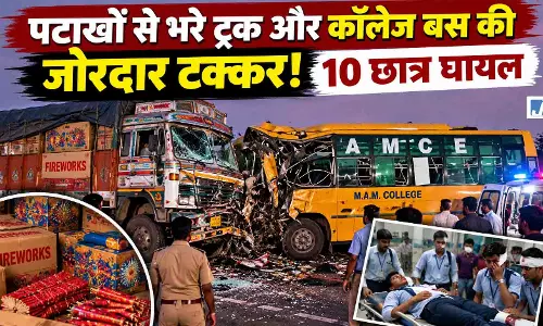 सड़क हादसा: पटाखों से भरे ट्रक और कॉलेज बस की जोरदार टक्कर! 10 छात्र घायल