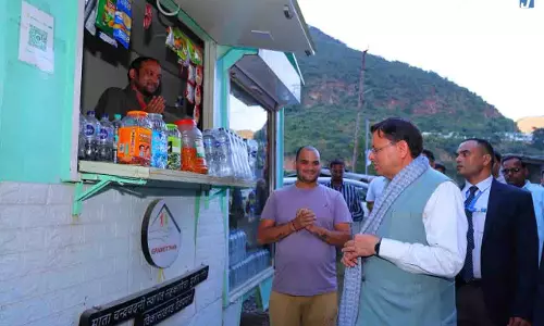 मुख्यमंत्री ने मौके पर तैनात इंजीनियरों एवं श्रमिकों से किया संवाद