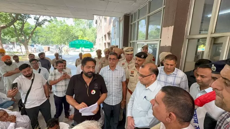 फतेहाबाद में ओलावृष्टि से फसलों को हुए नुकसान के लिए किसानों ने मुआवजे की मांग की फतेहाबाद में ओलावृष्टि से फसलों को हुए नुकसान के लिए किसानों ने मुआवजे की मांग की