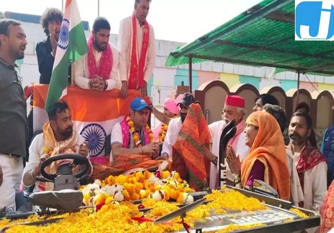 मथुरा के राम रतन ने जापान में जीता रजत, वापसी पर फूल-मालाओं से अभिनंदन मथुरा के राम रतन ने जापान में जीता रजत, वापसी पर फूल-मालाओं से अभिनंदन