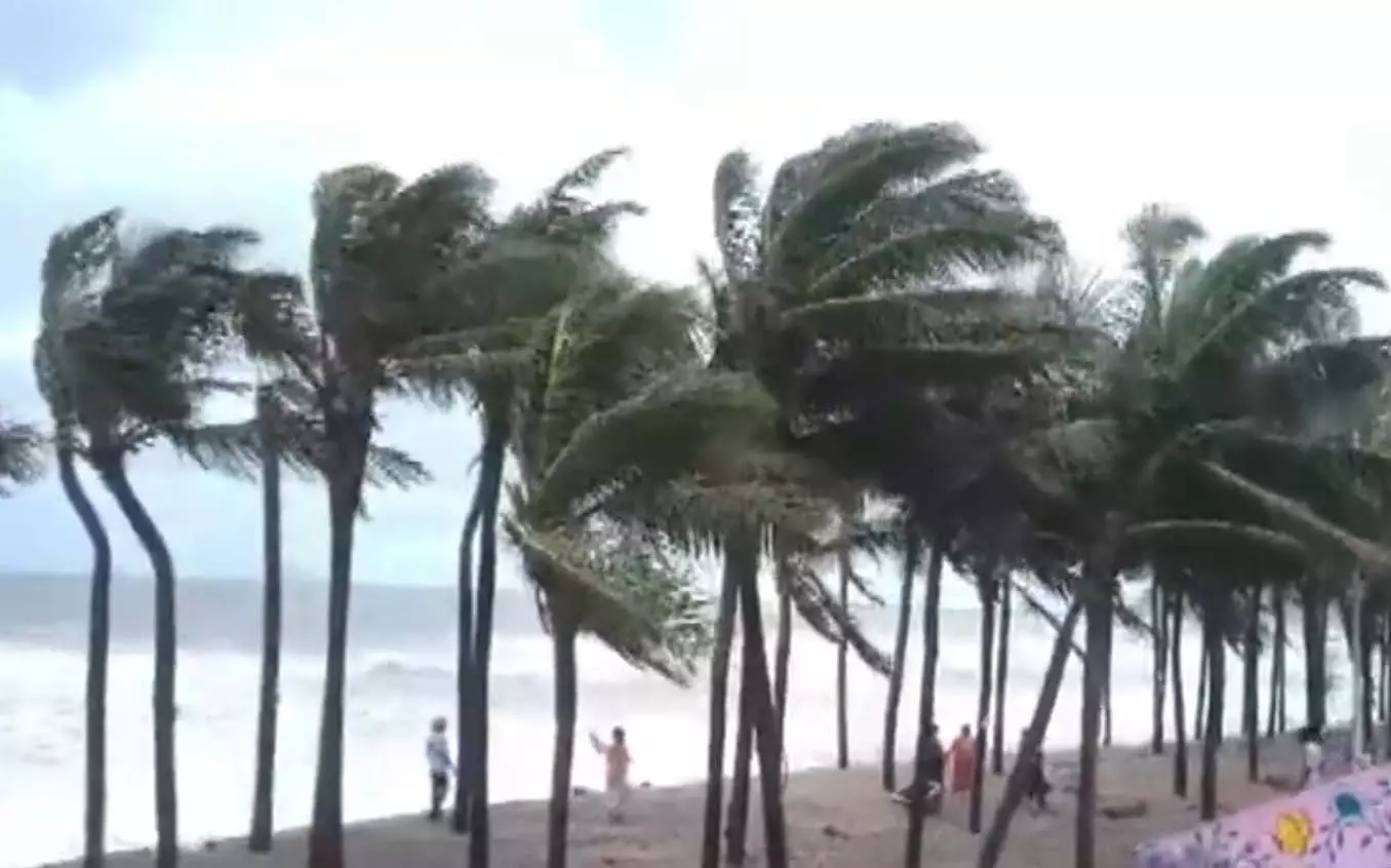 Cyclone Arnab: तट से टकराया खतरनाक तूफान, कई इलाकों में तेज बारिश और आंधी, घरों की छतें उखड़ गईं Cyclone Arnab: तट से टकराया खतरनाक तूफान, कई इलाकों में तेज बारिश और आंधी, घरों की छतें उखड़ गईं