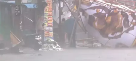 आंध्र प्रदेश के तट पर चक्रवात ‘अर्नब’ का कहर, 140 किमी प्रति घंटे की रफ्तार से चल रही हवाएं आंध्र प्रदेश के तट पर चक्रवात ‘अर्नब’ का कहर, 140 किमी प्रति घंटे की रफ्तार से चल रही हवाएं