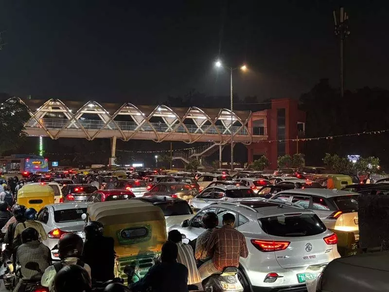 दिल्ली के ITO पर ट्रैफिक का बुरा हाल, घंटों जाम में फंस रहे लोग दिल्ली के ITO पर ट्रैफिक का बुरा हाल, घंटों जाम में फंस रहे लोग