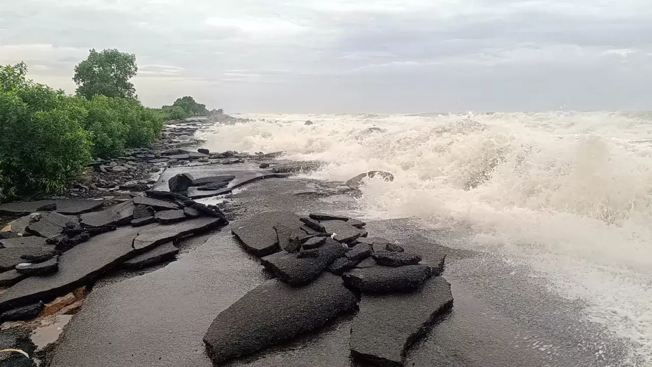 चक्रवात अर्नब: 135 किमी/घंटे की रफ्तार से टकराया चक्रवात अर्नब: 135 किमी/घंटे की रफ्तार से टकराया