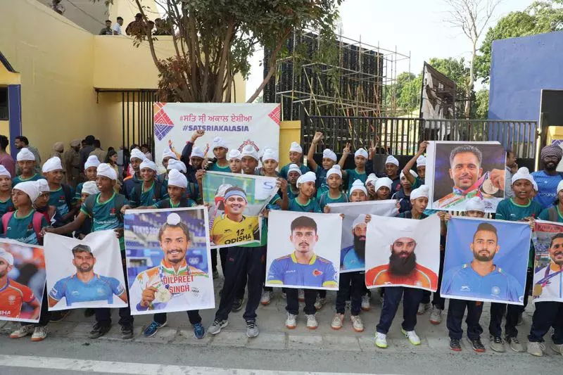 पंजाब के ग्रामीण हॉकी खिलाड़ियों में दिखा जुनून, अपने आदर्शों के पोस्टर लेकर पहुंचे पंजाब के ग्रामीण हॉकी खिलाड़ियों में दिखा जुनून, अपने आदर्शों के पोस्टर लेकर पहुंचे