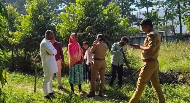 गोरखपुर में लापता बच्ची की तलाश, वार्ड से बाहर ले जाते दिखी मां गोरखपुर में लापता बच्ची की तलाश, वार्ड से बाहर ले जाते दिखी मां