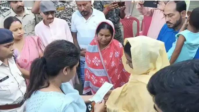 सिविक वालंटियर के परिजनों को पांच लाख रुपये की सहायता सिविक वालंटियर के परिजनों को पांच लाख रुपये की सहायता