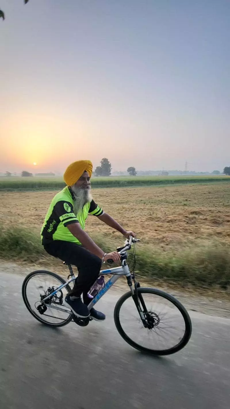 सिख परंपराओं और नशामुक्ति का संदेश लेकर पैडल चला रहे साइकिल चालक सिख परंपराओं और नशामुक्ति का संदेश लेकर पैडल चला रहे साइकिल चालक
