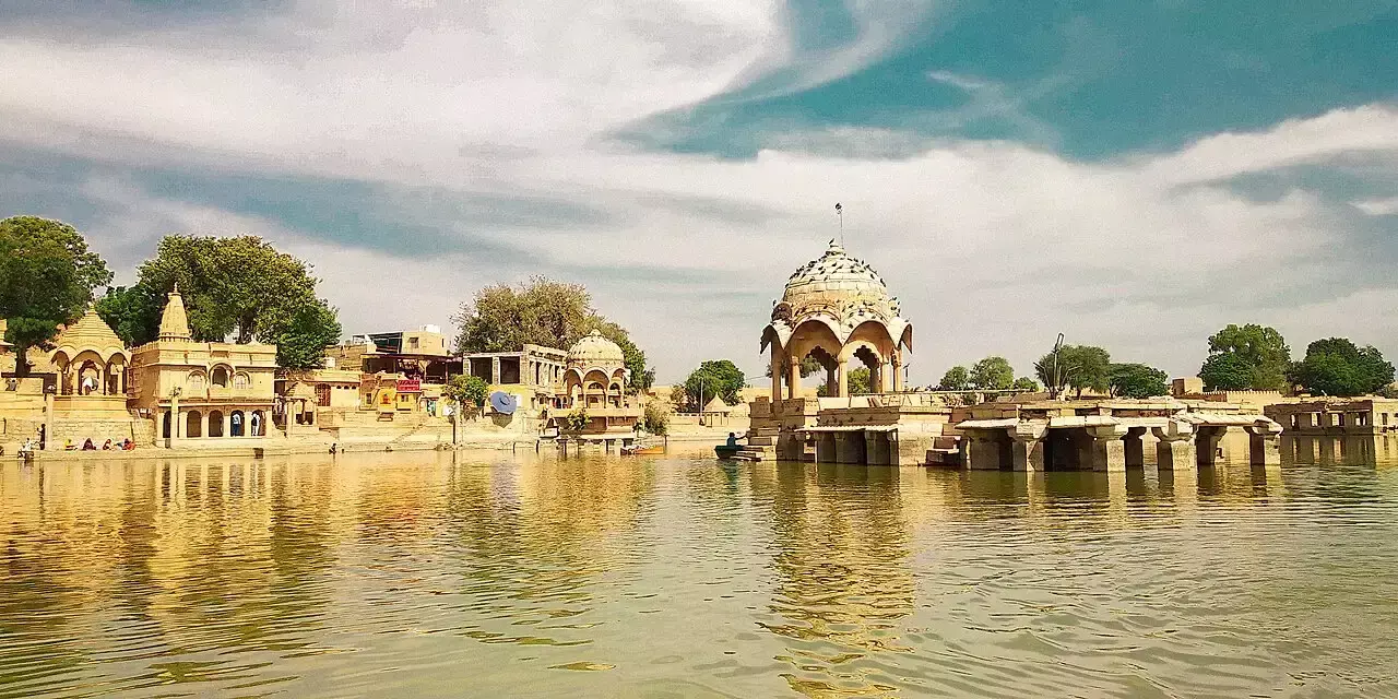 गड़ीसर झील की बदहाली पर चिंता, सफाई की मांग उठी गड़ीसर झील की बदहाली पर चिंता, सफाई की मांग उठी