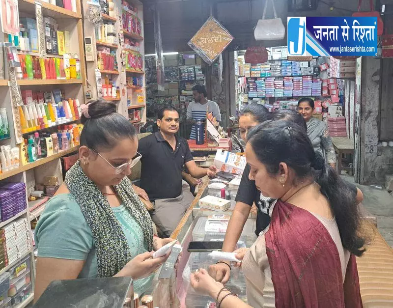 करवा चौथ से पहले सिरसा के बाजारों में रौनक, त्योहारी खरीदारी में उछाल करवा चौथ से पहले सिरसा के बाजारों में रौनक, त्योहारी खरीदारी में उछाल