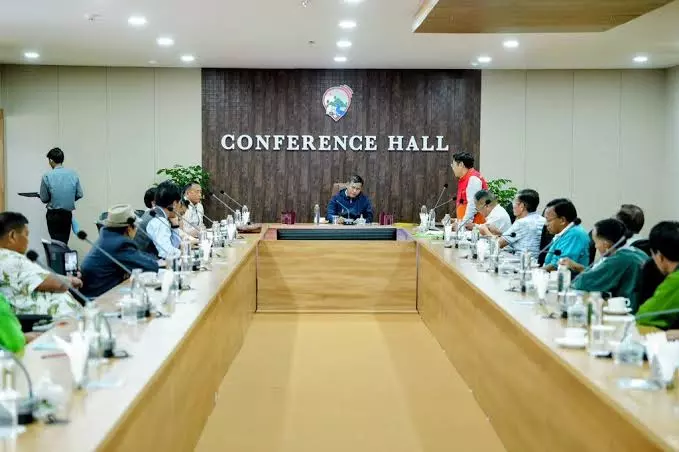 सियांग प्रोजेक्ट विवाद: मंत्री ओजिंग तासिंग ने 72 गांवों के प्रतिनिधियों से की चर्चा सियांग प्रोजेक्ट विवाद: मंत्री ओजिंग तासिंग ने 72 गांवों के प्रतिनिधियों से की चर्चा