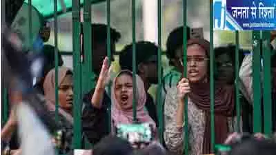 जामिया में बढ़ा विवाद, छात्र आंदोलन के बीच कांग्रेस सांसदों पर FIR जामिया में बढ़ा विवाद, छात्र आंदोलन के बीच कांग्रेस सांसदों पर FIR