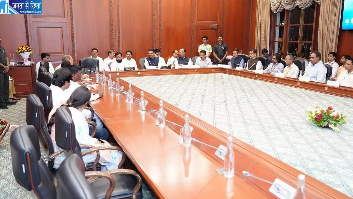 आदिवासियों के आंदोलन के बाद एक्शन में CM फडणवीस, वन अधिकार और शिक्षा पर बड़ा फैसला आदिवासियों के आंदोलन के बाद एक्शन में CM फडणवीस, वन अधिकार और शिक्षा पर बड़ा फैसला