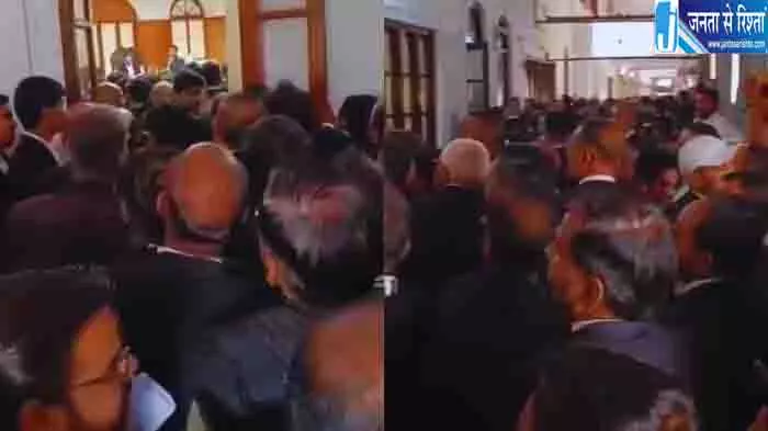 इलाहाबाद हाई कोर्ट में बढ़ा विवाद, बार एसोसिएशन ने उठाई आवाज इलाहाबाद हाई कोर्ट में बढ़ा विवाद, बार एसोसिएशन ने उठाई आवाज