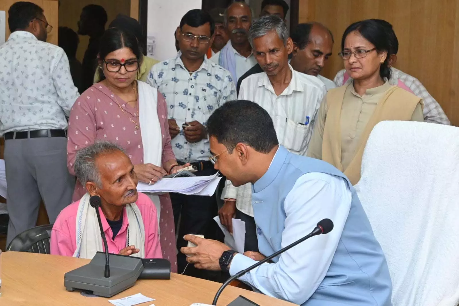 जनदर्शन में संवेदनशील पहल, पांच मिनट में बुजुर्ग चोवा राम को मिला श्रवण यंत्र जनदर्शन में संवेदनशील पहल, पांच मिनट में बुजुर्ग चोवा राम को मिला श्रवण यंत्र