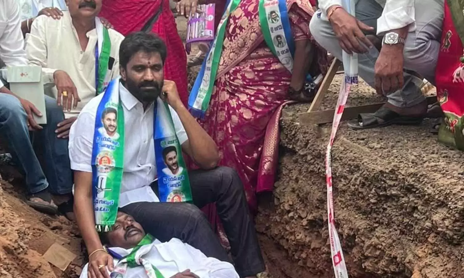 YSRCP ने पाइपलाइन कार्यों में देरी को लेकर विरोध प्रदर्शन किया YSRCP ने पाइपलाइन कार्यों में देरी को लेकर विरोध प्रदर्शन किया
