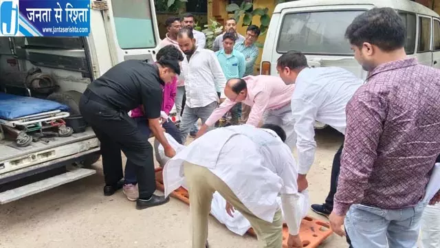 गाजीपुर में दर्दनाक हादसा, सबमर्सिबल के पास गए कर्मचारी को लगा करंट, पोस्टमार्टम के लिए भेजा शव गाजीपुर में दर्दनाक हादसा, सबमर्सिबल के पास गए कर्मचारी को लगा करंट, पोस्टमार्टम के लिए भेजा शव