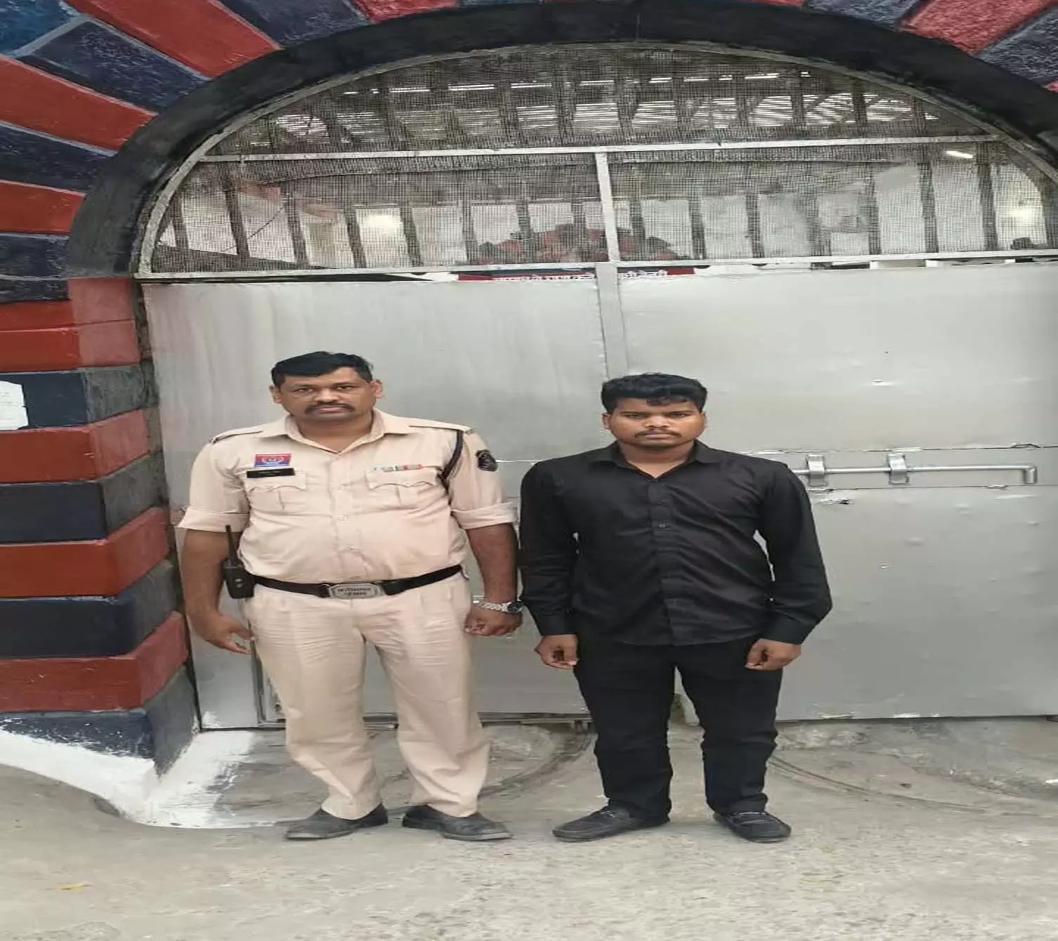 CG में 40 महिलाओं से 7.58 लाख की ठगी, आरोपी गिरफ्तार CG में 40 महिलाओं से 7.58 लाख की ठगी, आरोपी गिरफ्तार