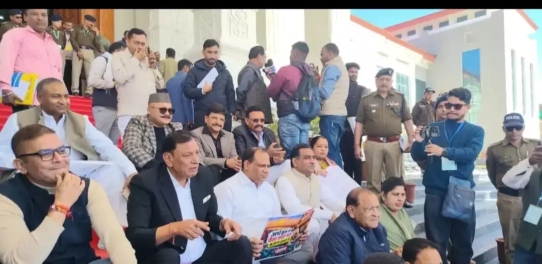 विधानसभा सत्र के अंतिम दिन हंगामे से बाधित हुई कार्यवाही विधानसभा सत्र के अंतिम दिन हंगामे से बाधित हुई कार्यवाही