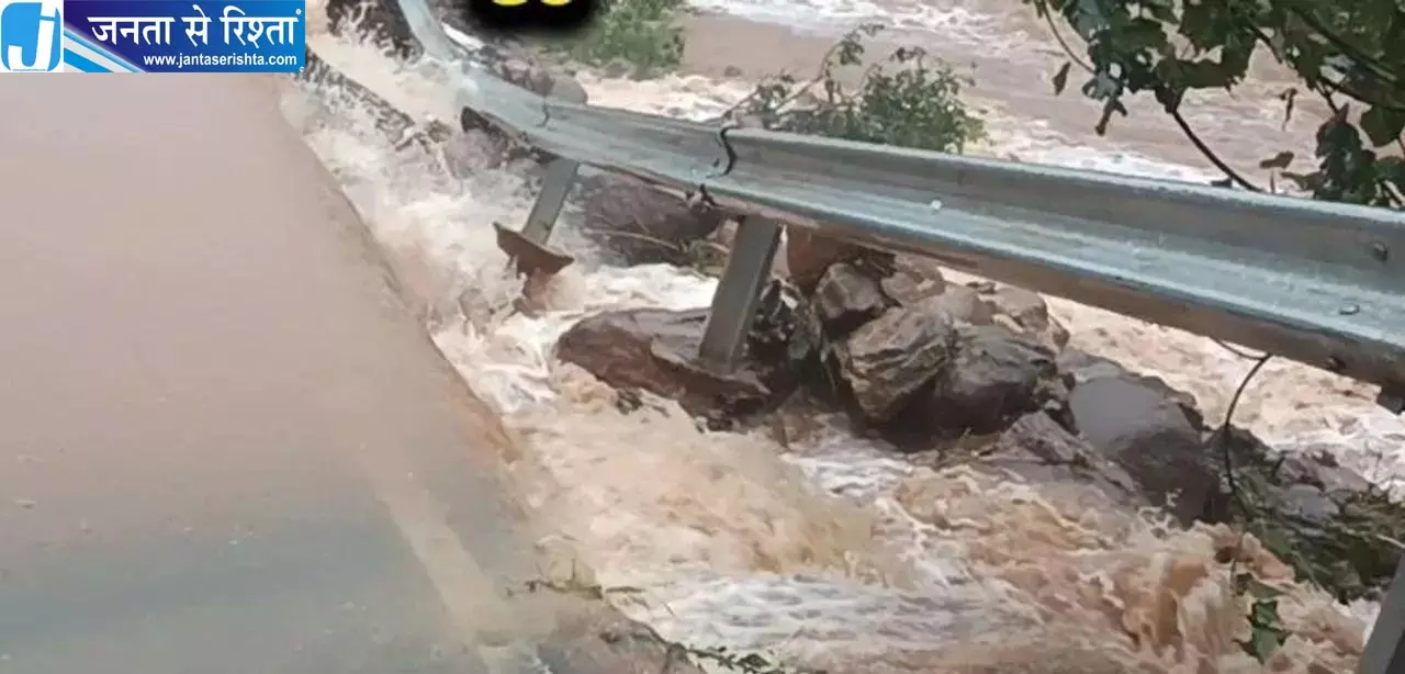 भारी बारिश से नेशनल हाईवे-326 जलमग्न, सड़क के दोनों ओर फंसे वाहन भारी बारिश से नेशनल हाईवे-326 जलमग्न, सड़क के दोनों ओर फंसे वाहन