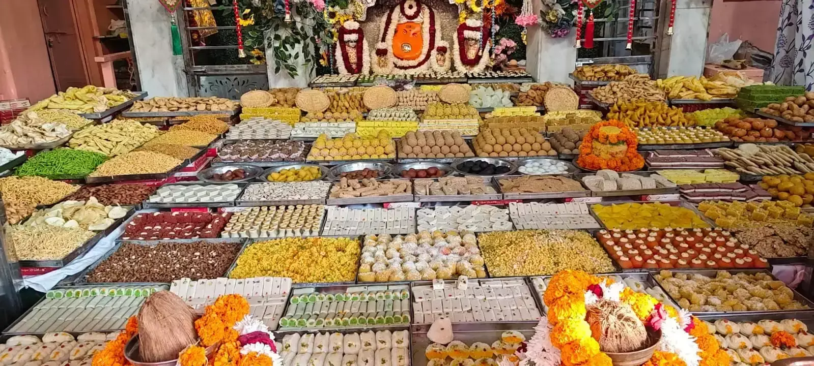 गणेशजी के पाटोत्सव पर भक्तिमय हुआ परकोटा मंदिर, छप्पन भोग की झांकी गणेशजी के पाटोत्सव पर भक्तिमय हुआ परकोटा मंदिर, छप्पन भोग की झांकी