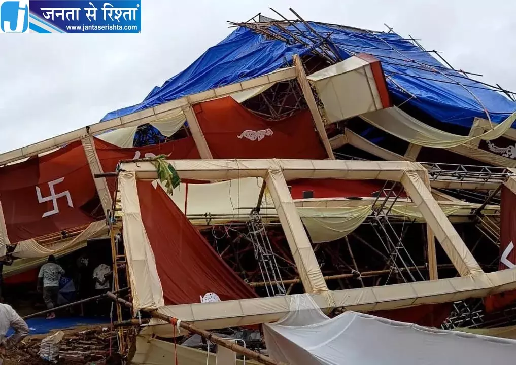 चक्रवात अर्नब का कहर: भुवनेश्वर में तेज हवाओं से ढहा लक्ष्मी पूजा पंडाल चक्रवात अर्नब का कहर: भुवनेश्वर में तेज हवाओं से ढहा लक्ष्मी पूजा पंडाल