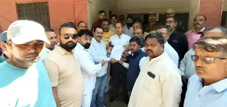 ऑटो-विक्रम चालकों ने खोला मोर्चा, 30 को नगर निगम पर प्रदर्शन ऑटो-विक्रम चालकों ने खोला मोर्चा, 30 को नगर निगम पर प्रदर्शन