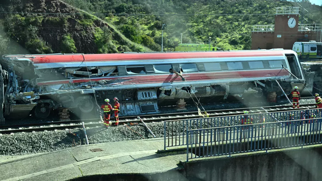 स्पेन में बड़ा ट्रेन हादसा: टोलेडो में 46 की मौत स्पेन में बड़ा ट्रेन हादसा: टोलेडो में 46 की मौत