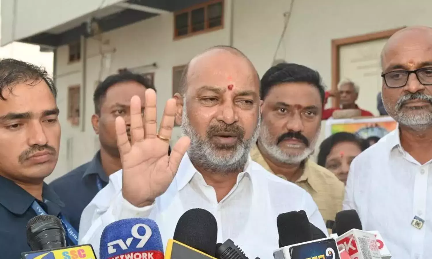 Andhra: बंदी संजय ने कथित लोकतंत्र विरोधी ताकतों के खिलाफ एकता का आह्वान किया Andhra: बंदी संजय ने कथित लोकतंत्र विरोधी ताकतों के खिलाफ एकता का आह्वान किया