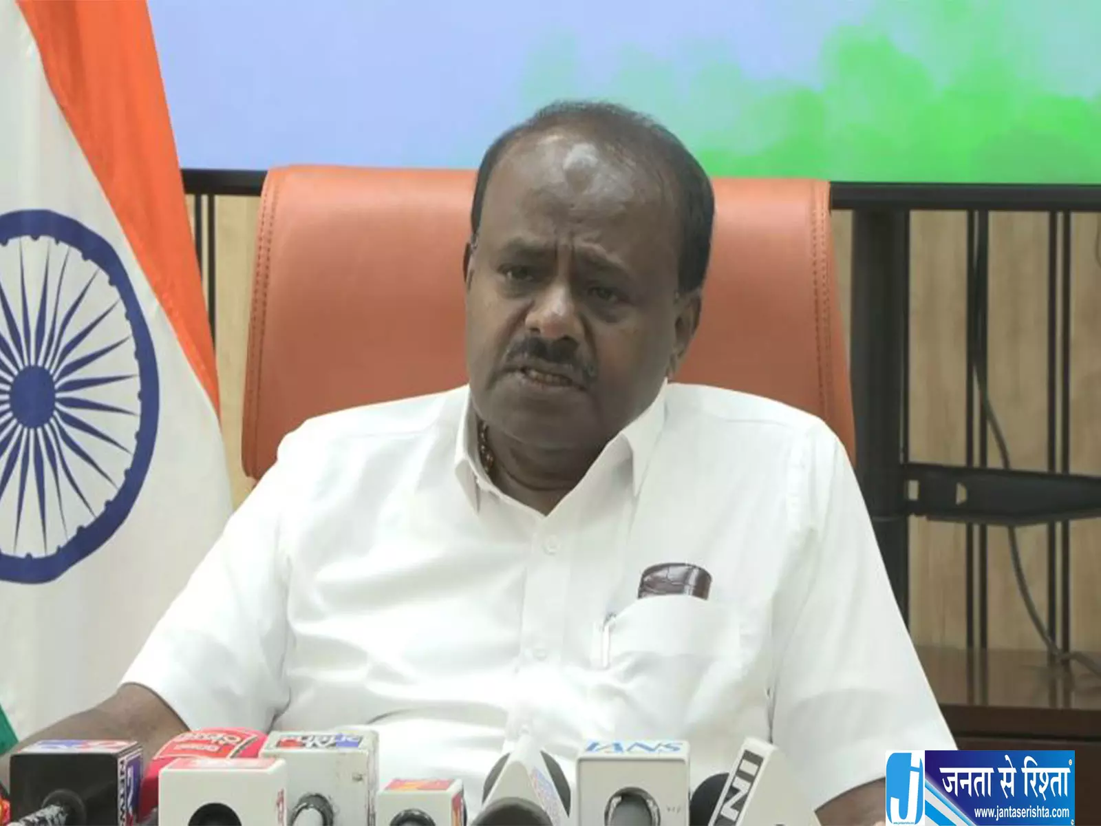 Karnataka: में सियासी घमासान HD कुमारस्वामी ने पुलिस पर लगाए गंभीर आरोप Karnataka: में सियासी घमासान HD कुमारस्वामी ने पुलिस पर लगाए गंभीर आरोप