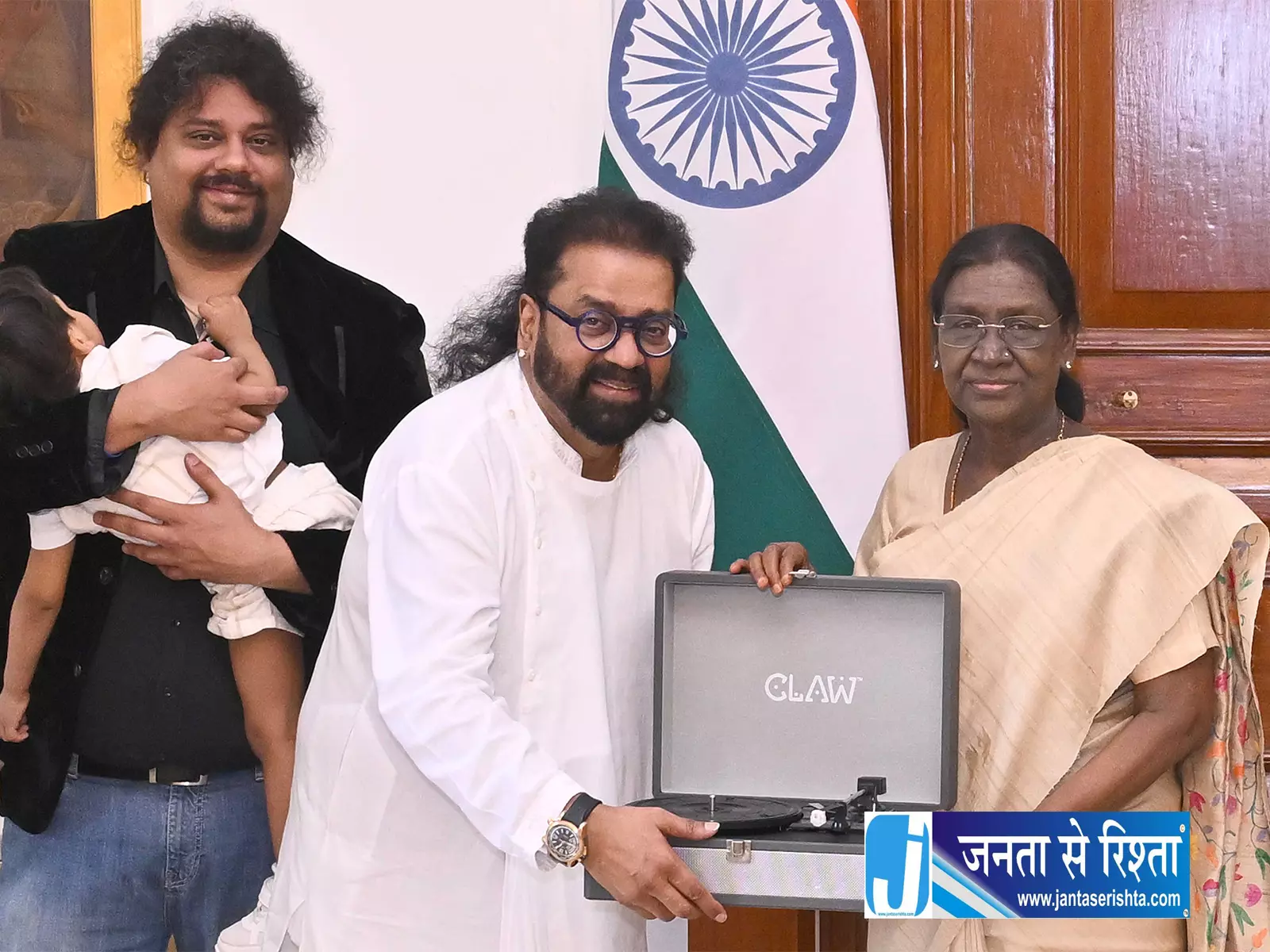 चार पीढ़ियां एक ऐतिहासिक मुलाकात गायक हरिहरन ने राष्ट्रपति द्रौपदी मुर्मू को दिया खास तोहफा चार पीढ़ियां एक ऐतिहासिक मुलाकात गायक हरिहरन ने राष्ट्रपति द्रौपदी मुर्मू को दिया खास तोहफा