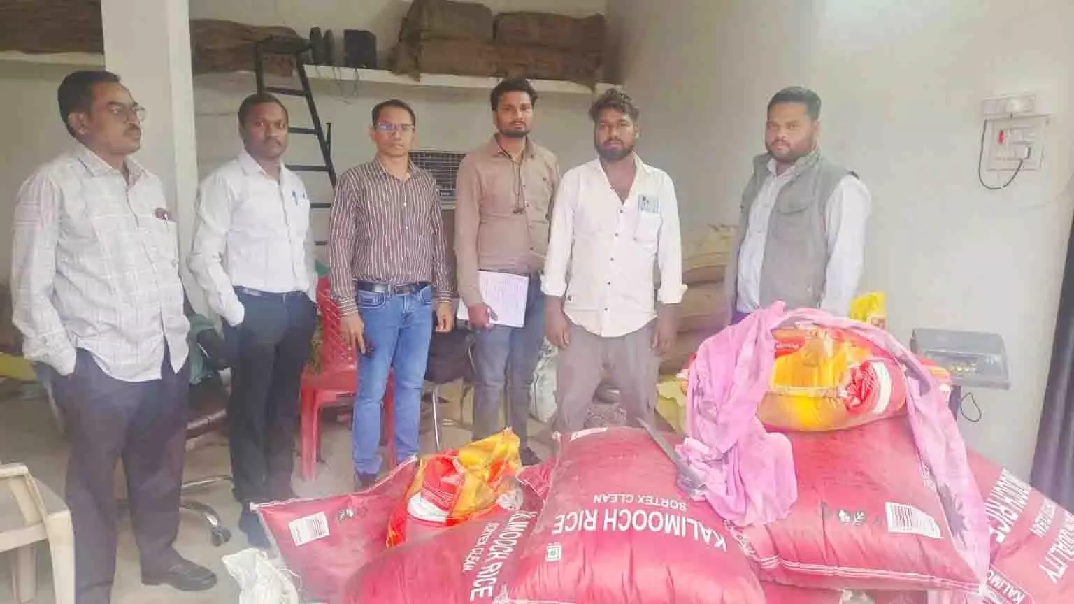 अवैध धान कारोबार पर प्रशासन का बड़ा एक्शन, 5 ठिकानों पर छापेमारी अवैध धान कारोबार पर प्रशासन का बड़ा एक्शन, 5 ठिकानों पर छापेमारी