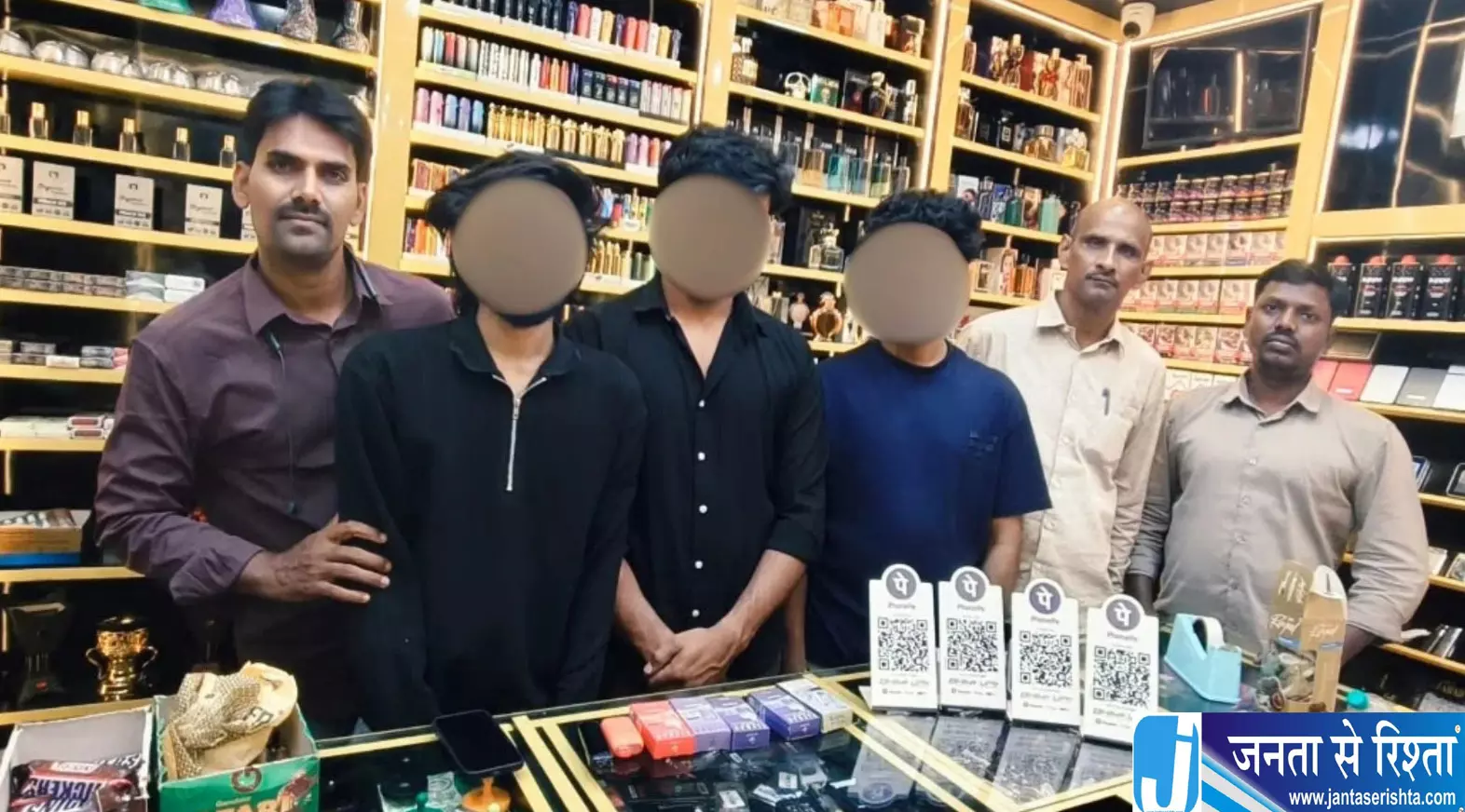 हैदराबाद में ईगल फोर्स का बड़ा एक्शन नामपल्ली की दुकान पर छापा हैदराबाद में ईगल फोर्स का बड़ा एक्शन नामपल्ली की दुकान पर छापा